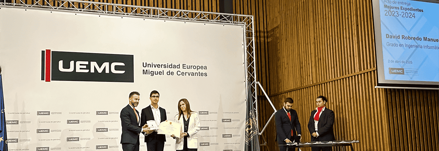 David Robredo receives the award for the best academic record of his year in Computer Engineering