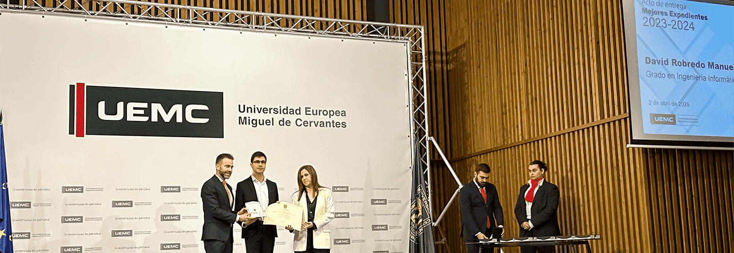 David Robredo receives the award for the best academic record of his year in Computer Engineering
